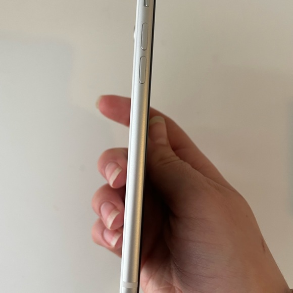 (SOLD) EXCELLENT CONDITION iPhone SE 2nd - purchased do not buy - Picture 5 of 11